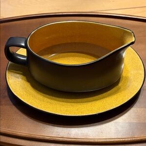 Mikasa Saffron E1357 gravy boat with plate